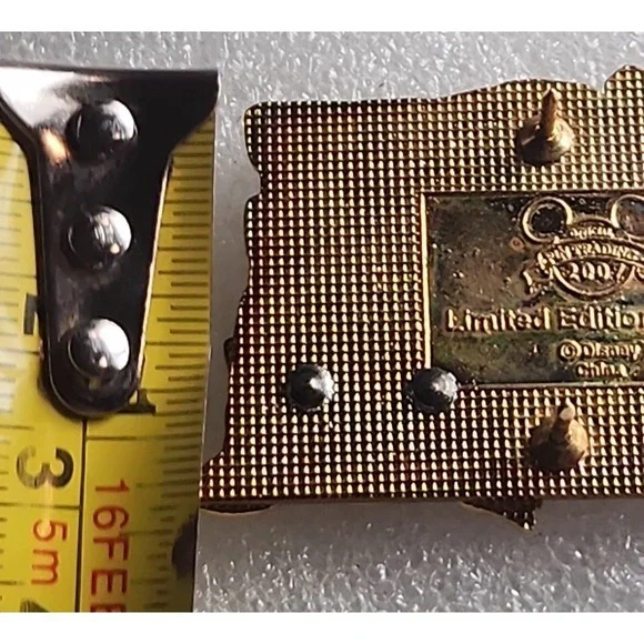 Disney Pin Pirates of the Caribbean 40th Marc Davis Dog Jail Keys LE 250 52948 - Picture 6 of 8